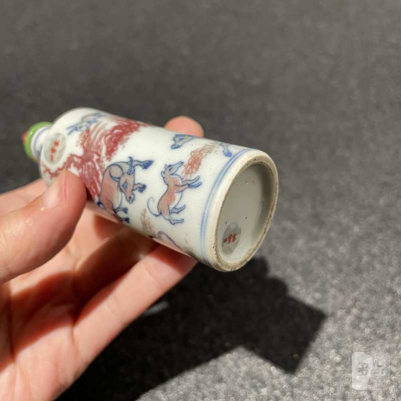 清中期 青花釉里红十二生肖图鼻烟壶 - 图10